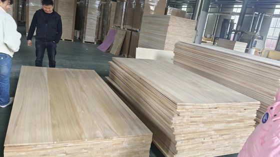 Περιεκτικότητα σε υγρασία 8%-12% Σκληρό ξύλινο φύλλο Paulownia ξύλο M3 για διακόσμηση γραφείου