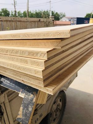 480-550kg/m3 Τρία στρώματα Radiata Pine Board Σκληρό ξύλο υλικό για άλλους Δυνατότητα λύσης έργου