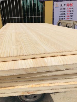 480-550kg/m3 Τρία στρώματα Radiata Pine Board Σκληρό ξύλο υλικό για άλλους Δυνατότητα λύσης έργου