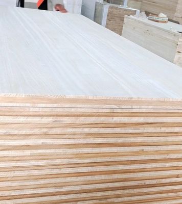 480-550kg/m3 Τρία στρώματα Radiata Pine Board Σκληρό ξύλο υλικό για άλλους Δυνατότητα λύσης έργου
